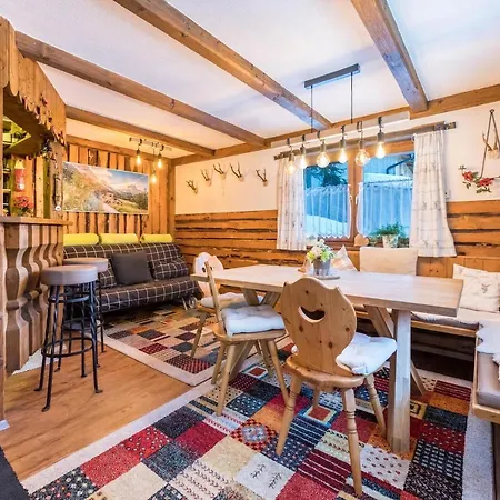 Hochfuegenblick-ski- Und Wanderhuette